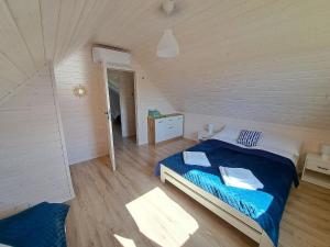 ein Schlafzimmer mit einem großen Bett in einem Zimmer in der Unterkunft Comfortable holiday homes for 6 people, Niechorze in Niechorze