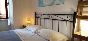 a bedroom with a bed with white pillows at Arbanella in Corniglia