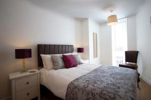 Un dormitorio con una cama grande y una ventana en Bracknell Centre en Bracknell