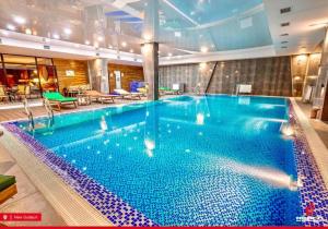 una gran piscina en una habitación de hotel en REDCO FOUR SEASONS IN NEW GUDAURI 302, en Gudauri