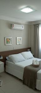 a bedroom with a large bed in a room at Apto Summer Beach, ensolarado e aconchegante in Bombinhas