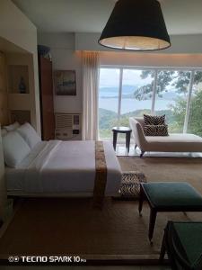 1 dormitorio con cama y ventana grande en Dondi's Way - a private vacation home in the heart of Tagaytay City, en Tagaytay