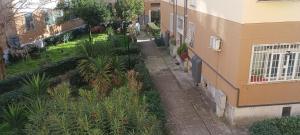 une vue sur une allée située entre un bâtiment dans l'établissement Casa di Emma, à Rome