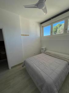 Villagrande في فايلاجويوسا: غرفة نوم بسرير ومروحة سقف