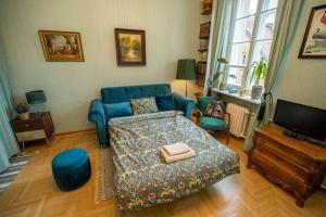 ein Wohnzimmer mit einem Bett und einem Sofa in der Unterkunft Vintage boutique Old Town Warsaw in Warschau