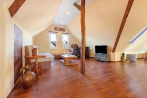 ein großes Wohnzimmer mit Holzböden und ein Zimmer mit einem Sofa in der Unterkunft Dachgeschosswohnung Wohllebe in Hannover