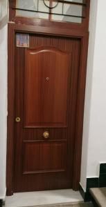una gran puerta de madera en una habitación con escalera en Betis del Oro, en Sevilla