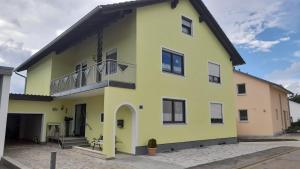 Budova, kde se apartmán nachází + 2 fotografie