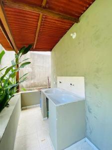 Habitación con baño grande con bañera. en Caraiva Hostel en Caraíva