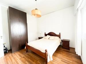 Departamento Calle 47 في لا بلاتا: غرفة نوم بسرير وارضية خشبية