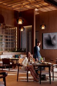 Ein Mann und eine Frau sitzen an einem Tisch in einem Restaurant. in der Unterkunft Bayou Villas-Ultra All Inclusive in Antalya