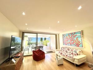een woonkamer met een bank en een glazen tafel bij Rosalia Luxury 3 bedrooms near beaches by Welcome to Cannes in Cannes