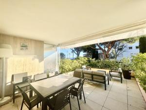 d'une terrasse avec une table et des chaises. dans l'établissement Rosalia Luxury 3 bedrooms near beaches by Welcome to Cannes, à Cannes