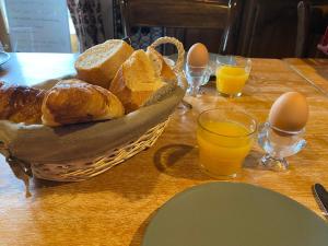 une table recouverte d'un panier de pain et d'œufs dans l'établissement Les Fruits du Passau, à Saint-Désiré