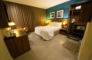 Diff Hotel في ريو برانكو: غرفه فندقيه سرير وتلفزيون
