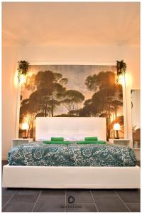 DEA DREAMS Amendola Fiera Apartment Free Wi-Fi في ميلانو: غرفة نوم بسرير مع لوحة على الحائط