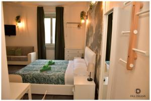 DEA DREAMS Amendola Fiera Apartment Free Wi-Fi في ميلانو: غرفة نوم صغيرة مع سرير وأريكة