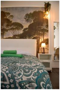 DEA DREAMS Amendola Fiera Apartment Free Wi-Fi في ميلانو: غرفة نوم بسرير مع لوحة على الحائط