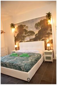 une chambre avec un lit avec un tableau sur le mur dans l'établissement DEA DREAMS - Amendola Fiera near San Siro Stadium, à Milan
