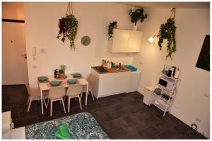 uma cozinha com mesa e cadeiras e uma pequena cozinha em DEA DREAMS Amendola Fiera Apartment Free Wi-Fi em Milão