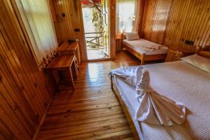 una camera con letto e pavimento in legno di YAVUZ MOTEL ADRASAN a Kumluca Altre 15 foto