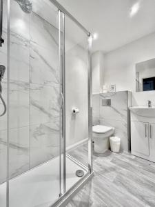 bagno con doccia e servizi igienici. di The Silver How a Bournemouth