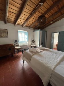 een slaapkamer met een groot wit bed in een kamer bij Vale de Camelos Country House, Alentejo, Portugal. in Alcaria Ruiva