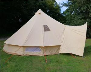 een grote witte tent in het gras bij Le Moulin D'onclaire Camping et chambres d'hôtes in Coux