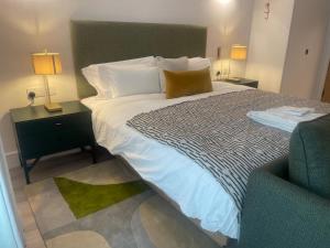 Una cama o camas en una habitación de Chamber St Apartments