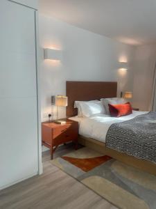 Una cama o camas en una habitación de Chamber St Apartments