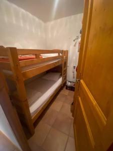 Cette petite chambre comprend 2 lits superposés. dans l'établissement Joue du Loup, appartement F3, pied des pistes, à Saint-Étienne-en-Dévoluy