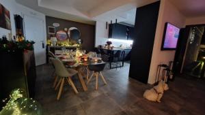jadalnia i salon ze stołem i krzesłami w obiekcie La stanza degli abeti blu w Rzymie