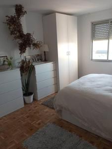 sypialnia z łóżkiem, białymi szafkami i oknem w obiekcie Luxury renovated apartment with terrace in Madrid w Madrycie