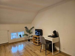 Habitación con escritorio, ordenador y ventana. en Le caillou Blanc, en Charleroi