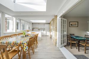 cocina y comedor con mesa y sillas en East Cottage, en Weymouth