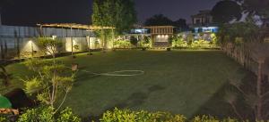 un jardín por la noche con un aro de baloncesto en MD Grand Hotel and resort en Agra