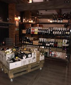 un magasin rempli de nombreuses bouteilles de vin dans l'établissement Dwór Sulejów, 
