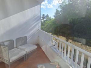 balcón con silla y vistas a la playa en Apartamento juandolio, en Juan Pedro