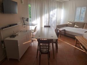 ein Wohnzimmer mit einem Tisch und einem Sofa in der Unterkunft Apartamento juandolio in Juan Pedro
