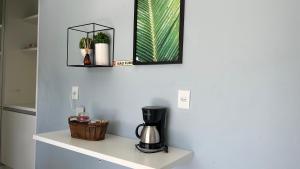 ボンビーニャスにあるResidencial Rumo ao Mar - Bombinhas-SCのキッチン(棚付)