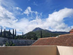 Blick auf einen Berg vom Dach eines Hauses in der Unterkunft Villa Di Batu in Batu
