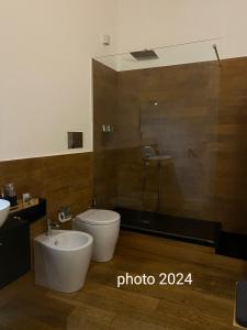 y baño con aseo, lavabo y ducha. en B&B Vicolo dei Sartori, en Salerno