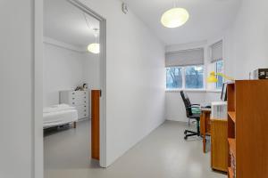 una oficina con escritorio y silla en una habitación en Spacious and Central Apartment - 3 Bedrooms en Reikiavik