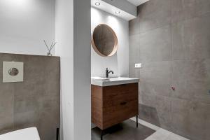 uma casa de banho com um lavatório e um espelho em Spacious and Central Apartment - 3 Bedrooms em Reykjavík