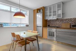 uma cozinha com uma mesa e cadeiras em Spacious and Central Apartment - 3 Bedrooms em Reykjavík