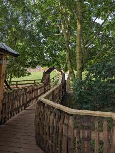 Zahrada ubytování Burtree Country House, Tipi's, Treehouse & Lodge & house rooms with hot tubs in a private garden