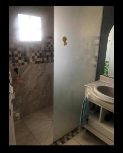 y baño con ducha y lavamanos. en My House Urban, en Arrecife