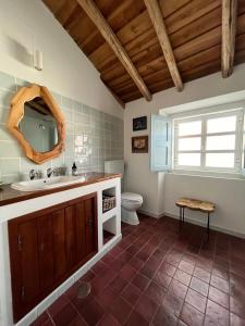 een badkamer met een wastafel en een toilet bij Vale de Camelos Country House, Alentejo, Portugal. in Alcaria Ruiva