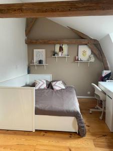 - une chambre avec un lit dans une chambre avec un bureau dans l'établissement Grande maison familiale avec jardin proximité Lille, à Wattignies