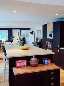 - une cuisine avec un comptoir et une table dans l'établissement Grande maison familiale avec jardin proximité Lille, à Wattignies